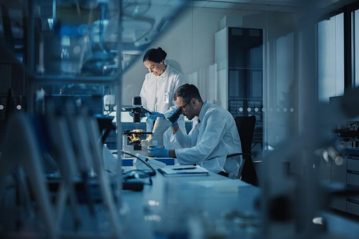 Учёные работают над соединениями, подавляющими размножение раковых клеток. Лучший сценарий в будущем – препарат от всех видов рака