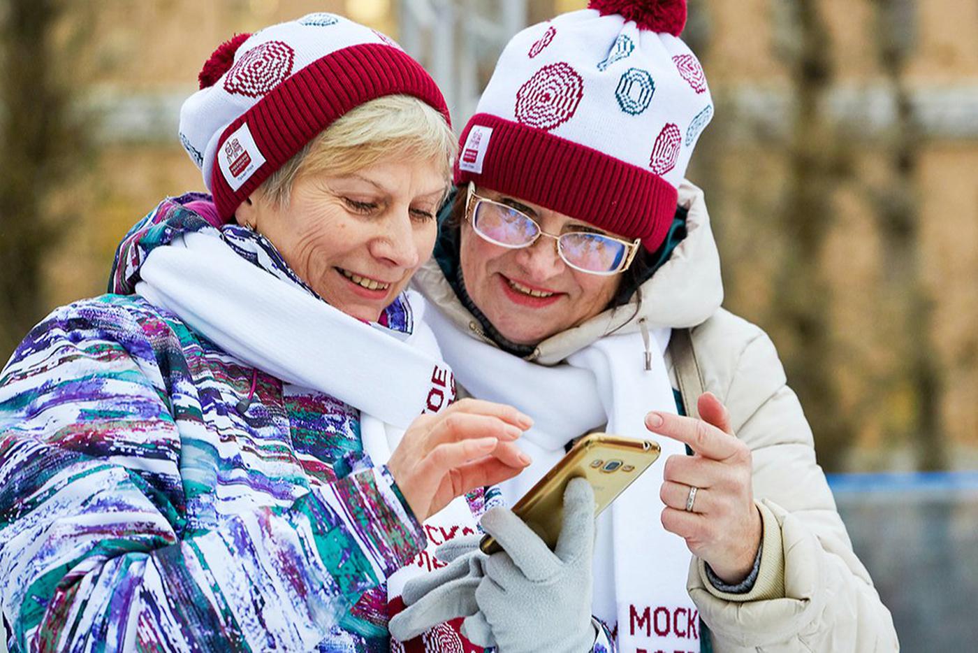 Москвичи старшего возраста готовятся к новогоднему балу в центрах московского долголетия