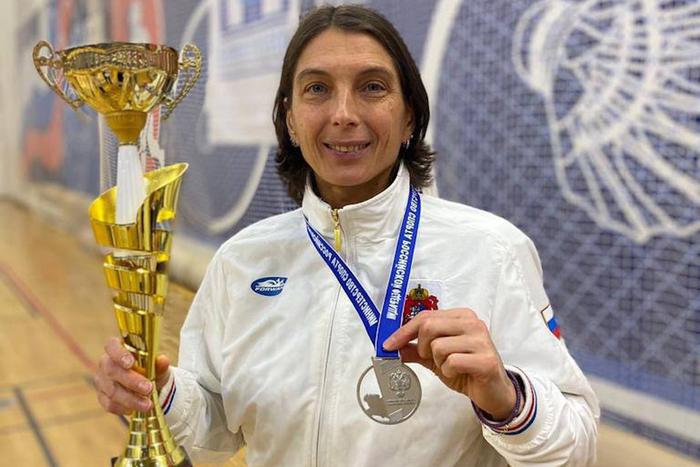 "Они живут без ног, но при этом волейболисты". Здоровый учитель физкультуры играет сидя вместе с инвалидами