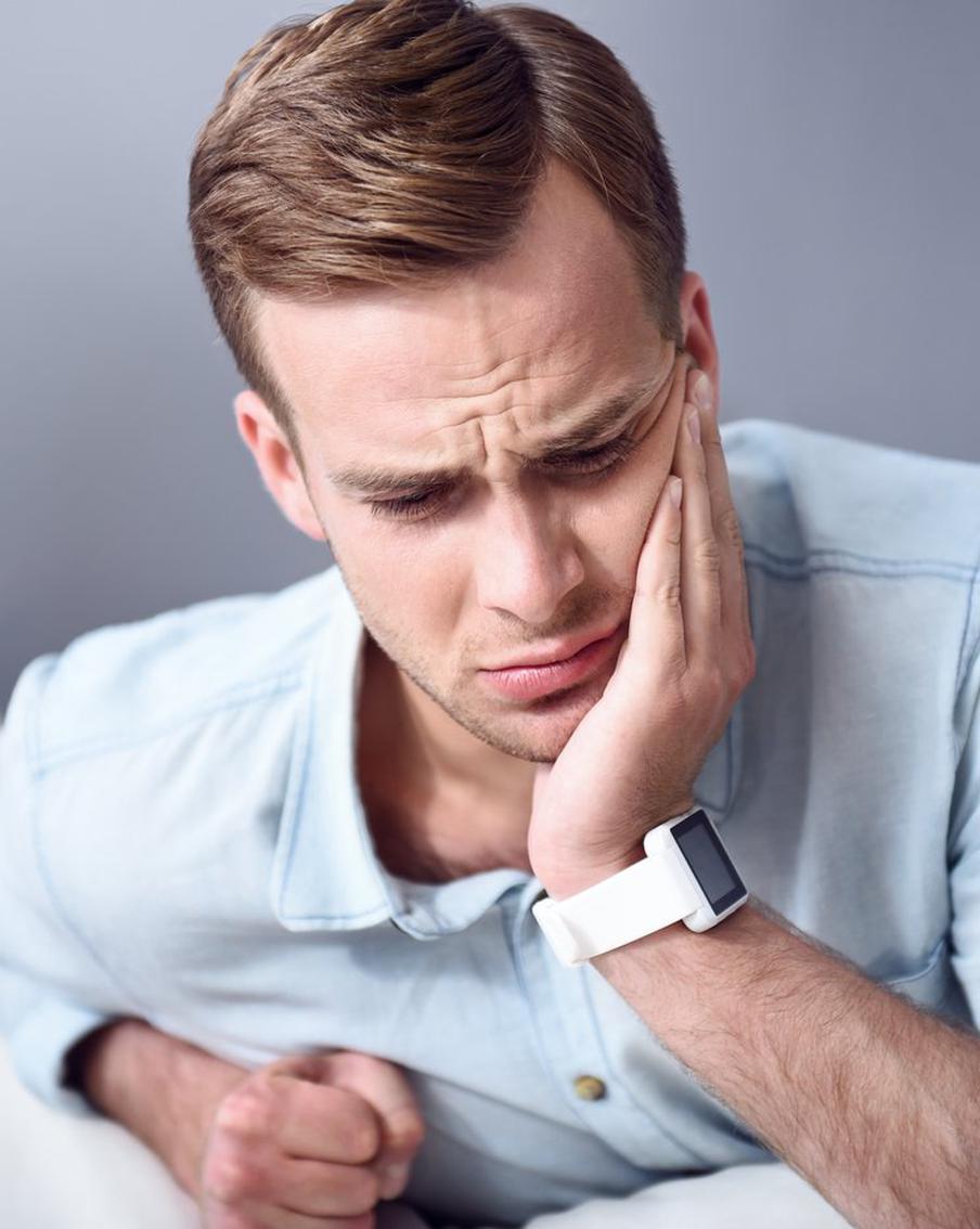 Что делать, если опухла щека и болит зуб: первая помощь в домашних условиях