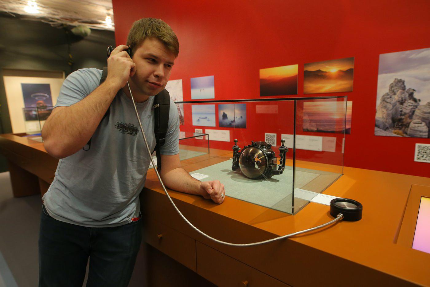 В Историческом музее открылась выставка "Фотомаршрут построен". Там посетителей отправляют в путешествие по живописным местам РФ