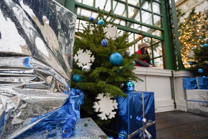 Немного душевного тепла. Новогодние открытки от москвичей отправили участникам СВО