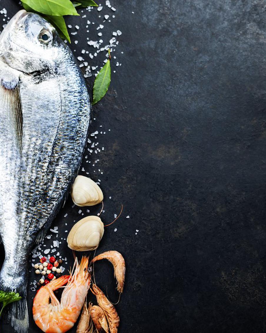 Рыбные салаты часто появляются на наших столах в Новый год. Представляем самые интересные варианты для всей семьи