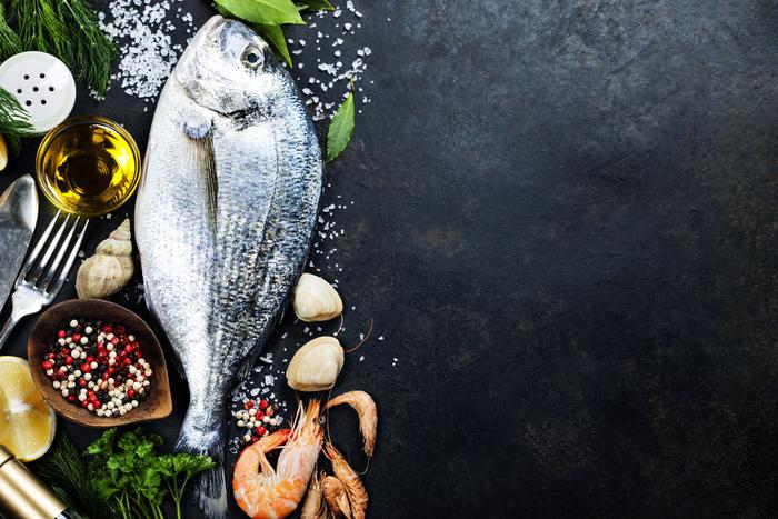 Рыбные салаты часто появляются на наших столах в Новый год. Представляем самые интересные варианты для всей семьи