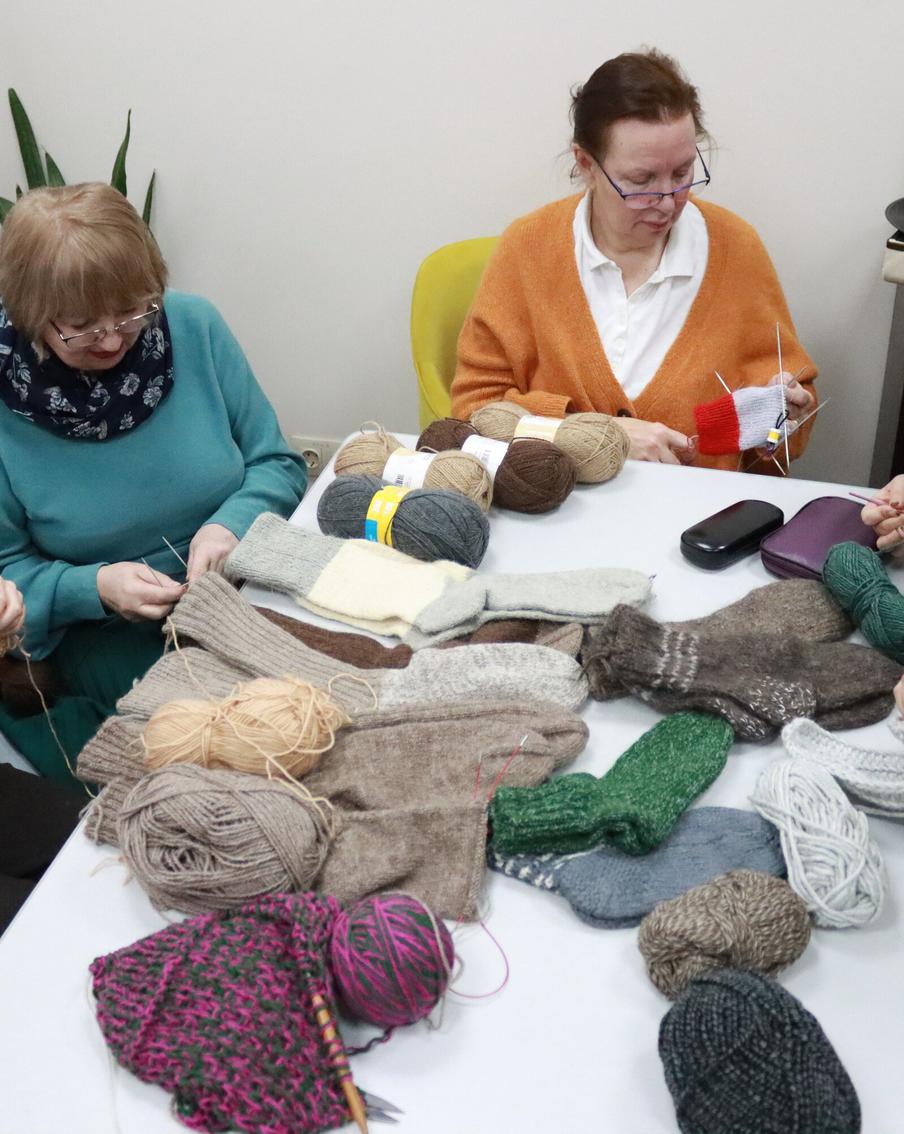 Частички добра и любви поедут в посылках мобилизованным. Москвичи связали для них на Новый год очень много теплых вещей