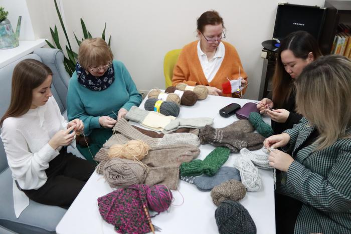 Частички добра и любви поедут в посылках мобилизованным. Москвичи связали для них на Новый год очень много теплых вещей