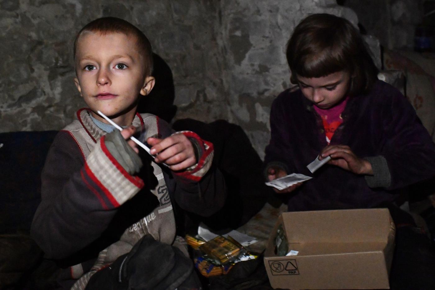 будут отправлены на территорию. табличка охраняемая территория проход запрещен. вход в школу запрещен. обращение разведгруппы. пропуск на мариуполь.