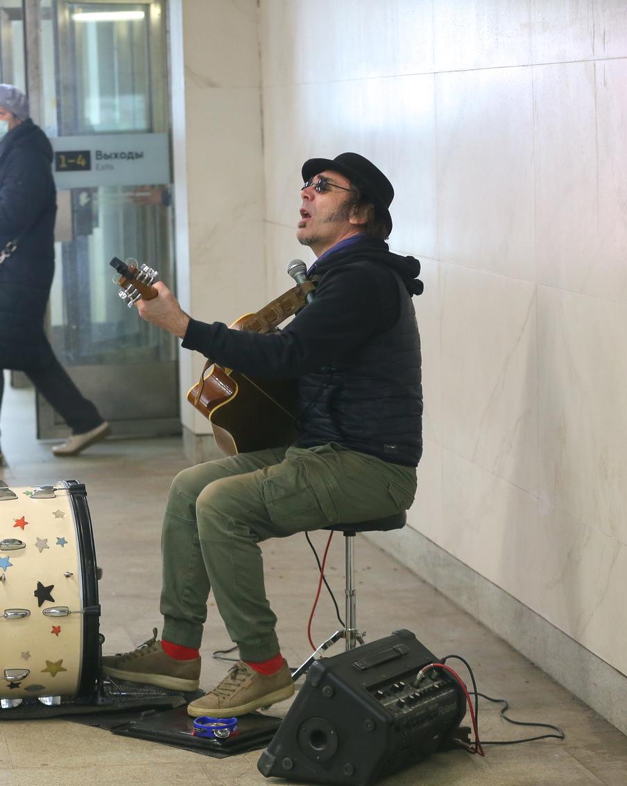 Музыкант из столичной подземки 10 лет назад отказался от профессии инженера, чтобы не заниматься музыкой, а жить ей