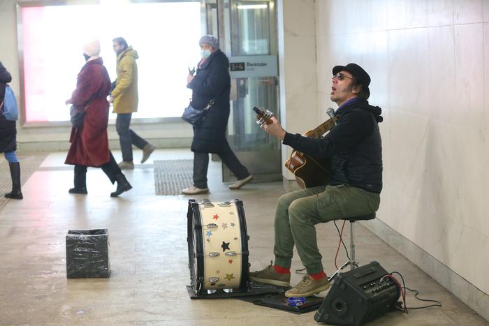 Музыкант из столичной подземки 10 лет назад отказался от профессии инженера, чтобы не заниматься музыкой, а жить ей