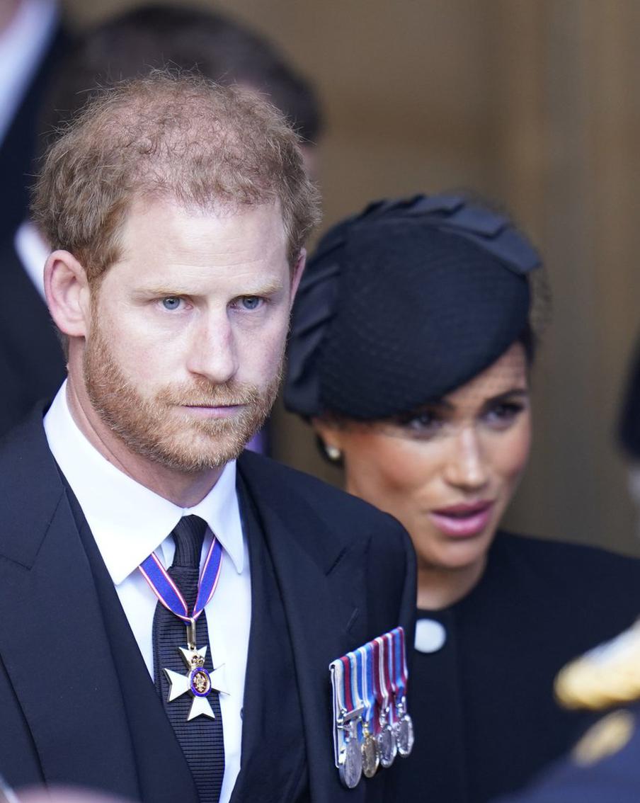 Принц Гарри и Меган Маркл хотят, чтобы родственники извинились перед ними