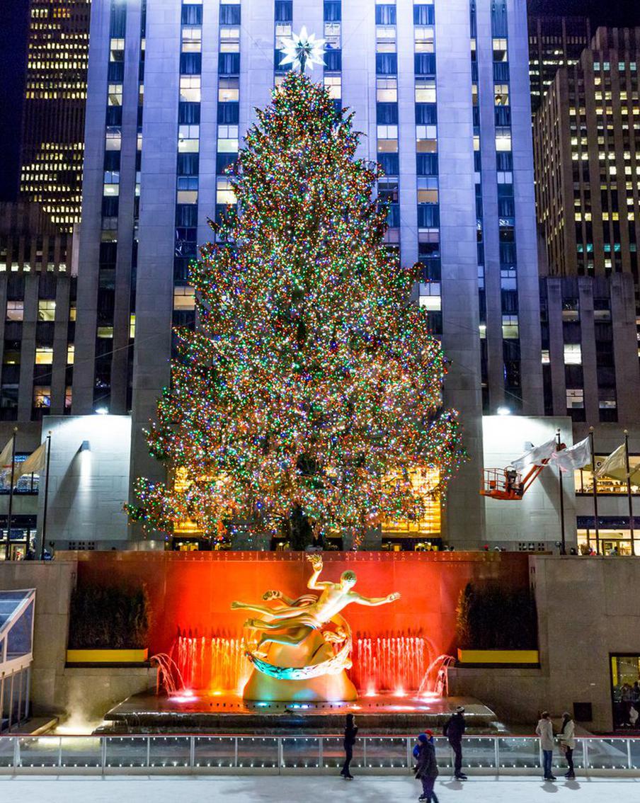 Жители США отмечают Рождество, а на Новый год запускают фейерверки и ходят на дискотеки