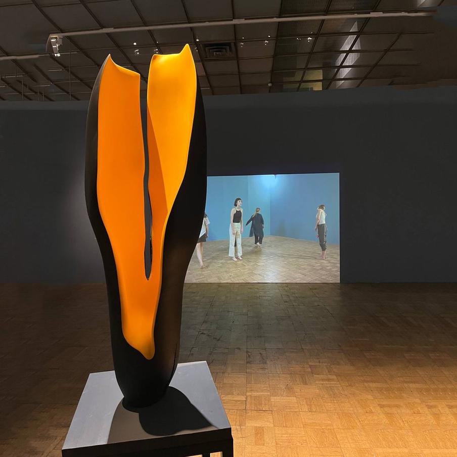 Эжин Эта скульптура символизирует дерево как источник целительных свойств и энергетического начала. Она сделана из сухостоя – живые деревья рубить не пришлось. / Даши Намдаков (скульптура), Мария Яшникова-Ткаченко (видео)