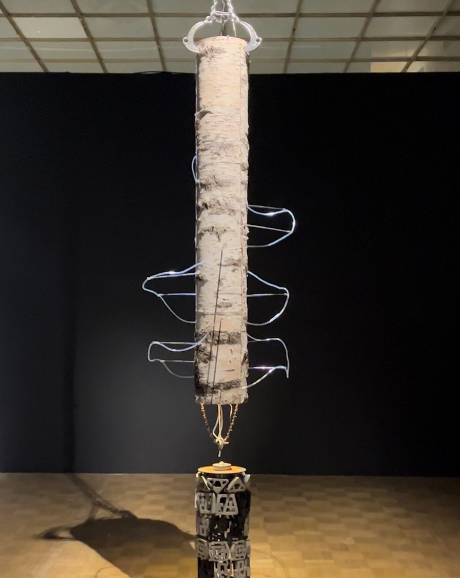 Испарение Инсталляция представляет собой механизм по испарению берёзового сока. Ствол нависает над алтарём, состоящим из архитектурных элементов. Это можно трактовать как символ современного мира, который высасывает жизненные соки у каждого из нас. / Вадим Пугин