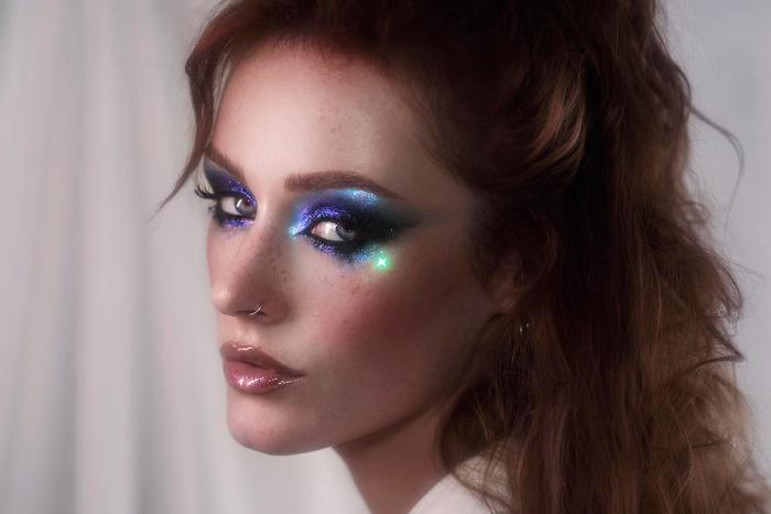 Фантазийные стрелки, пышные ресницы и стразы: 3 совета от визажиста, как сделать яркий новогодний макияж