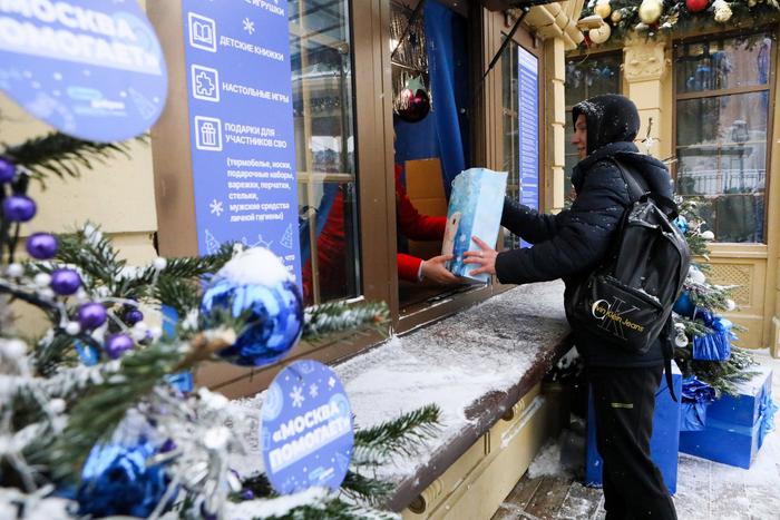 Волонтёры разного пола и возраста готовы принимать подарки, которые москвичи хотят сделать участникам СВО