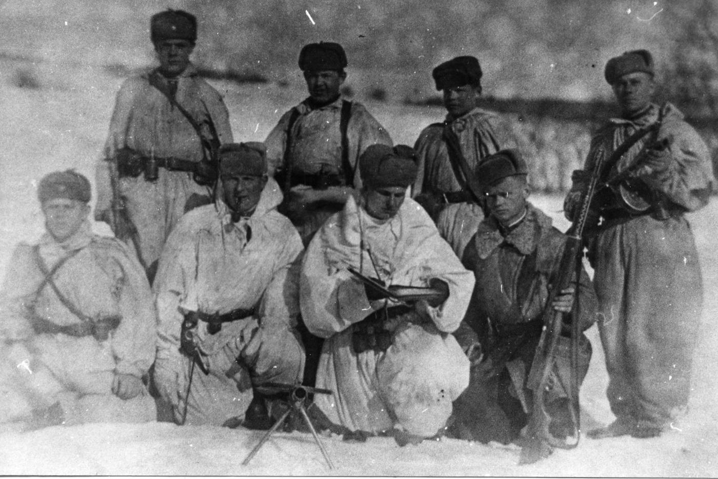 Разведывательно-поисковая группа перед выходом на службу. Горбов – третий слева в нижнем ряду.