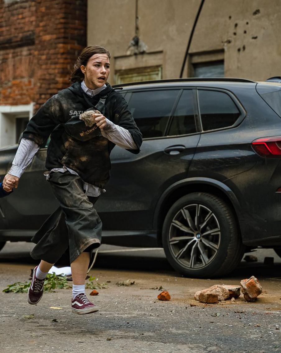 Любимую дочку космонавта метеориты обходят стороной. В прокат вышел фильм-катастрофа "Мира"