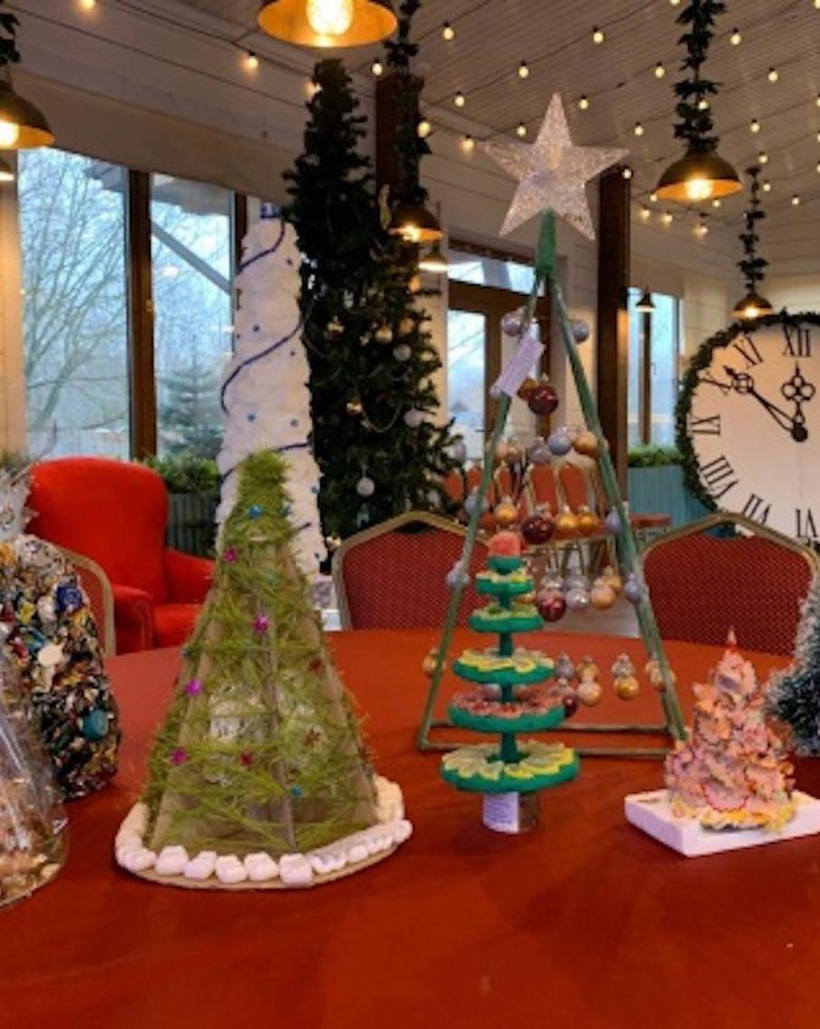 Новогодней ёлкой может стать... да всё что угодно