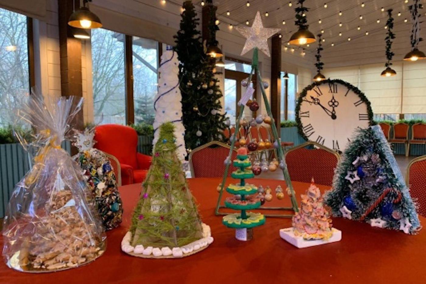 Новогодней ёлкой может стать... да всё что угодно