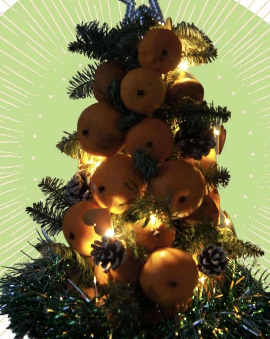 Мандариновая ёлка Егора Прохорова.