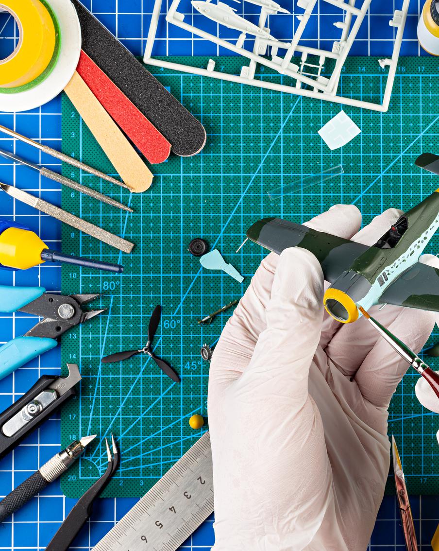 Юн – с игрушками, а стар – с подушками: почему взрослые млеют от детских забав