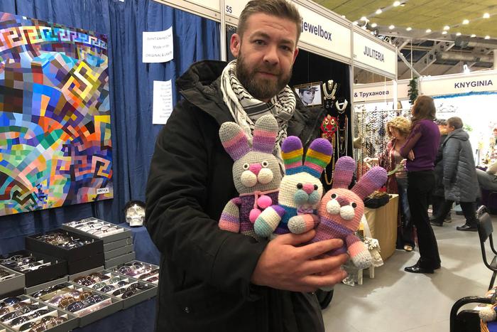 Шоколадные цветы и смешные вязаные зайцы. Что купить в подарок на Новый год, если в кармане 2000 рублей