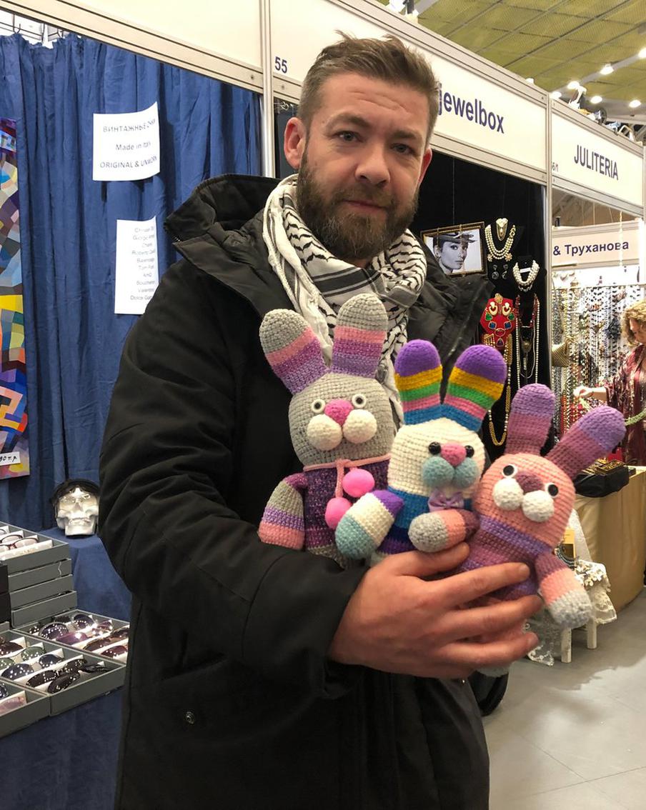 Шоколадные цветы и смешные вязаные зайцы. Что купить в подарок на Новый год, если в кармане 2000 рублей