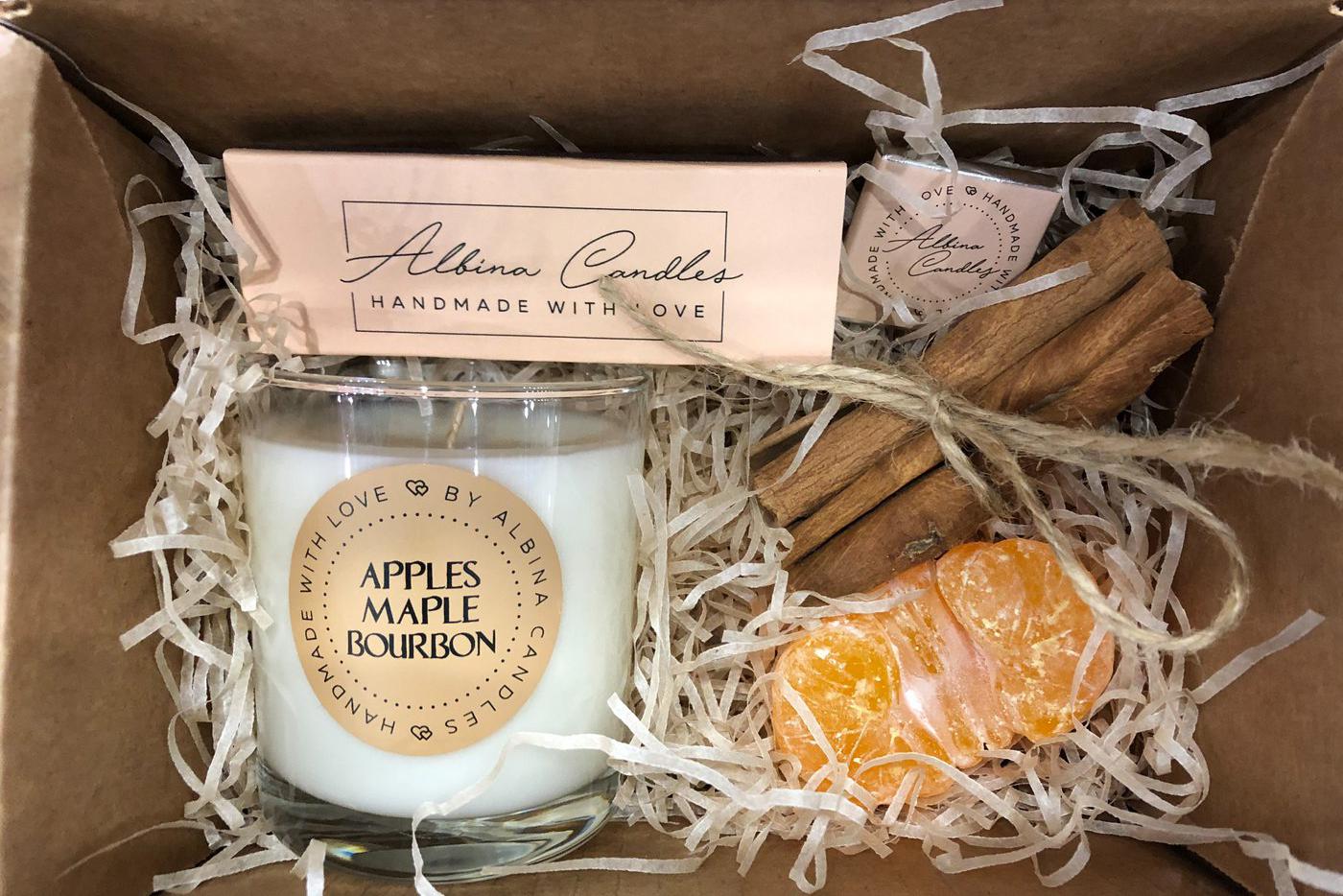 Новогоднее комбо в коробке – ароматизированная свеча, имбирный пряник и мандаринка. Вживую лучше, чем на фото. Цена набора – 1800 рублей, просто свеча – 1500 рублей.  