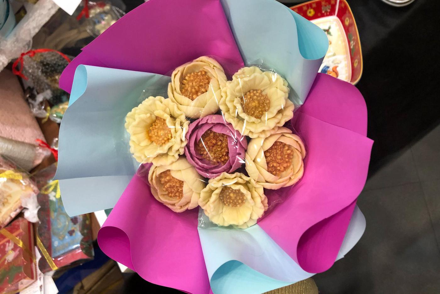 Оригинальный подарок на основе бельгийского шоколада. Ручная работа. Смотрится красиво, поэтому есть страшно! Стоимость этой композиции – всего 1500 рублей.