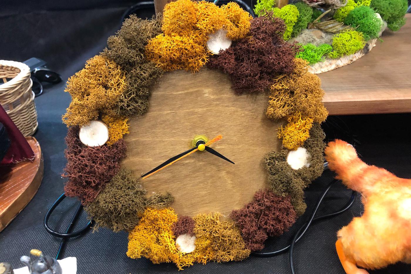 Ручная работа и натурпродукты в виде массива дерева и крашеного мха. «Плавающая» секундная стрелка. Часы практически бесшумны. Цена – 2000 рублей. 