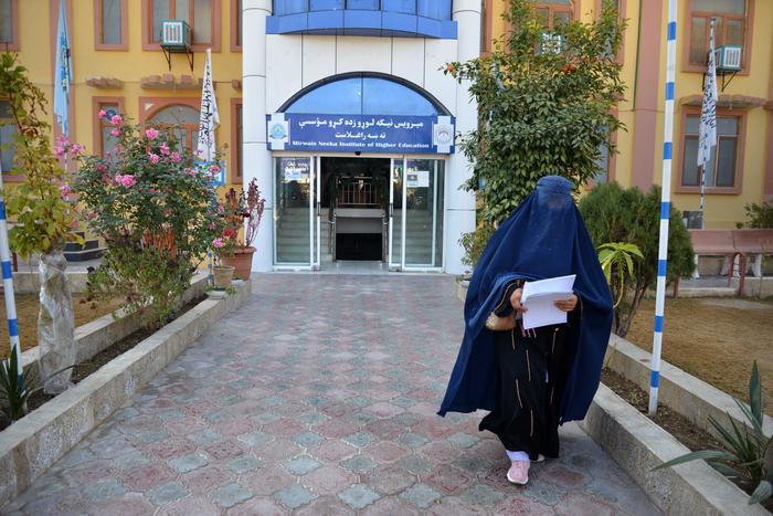 Талибы запретили женщинам получать высшее образование. Почему они не сдержали своих обещаний?