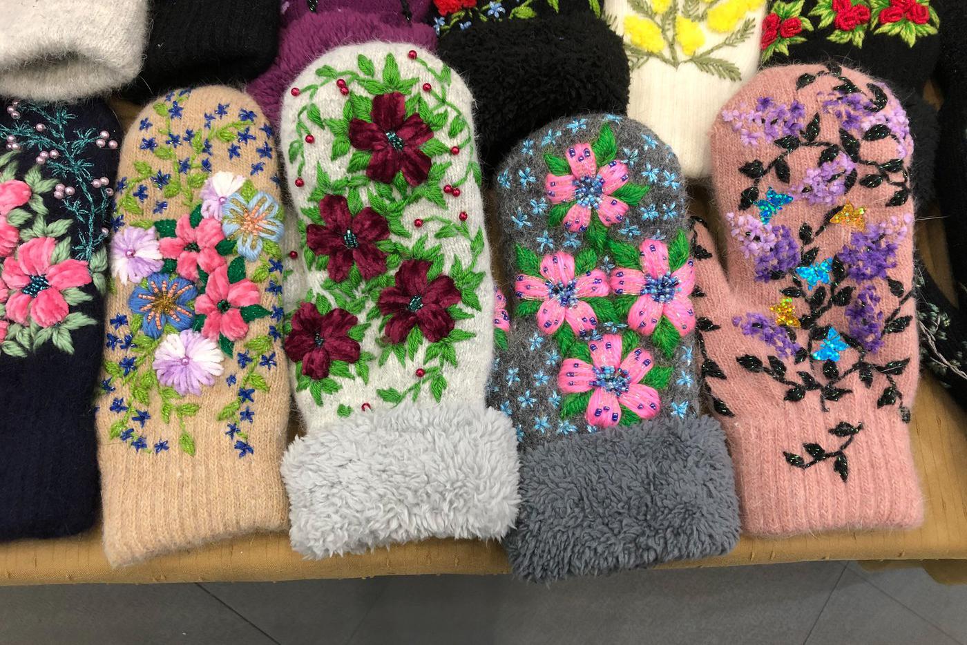 Классные, мягкие и тёплые варежки ручной работы, покрыты декором в виде бисера. Продавец их вяжет прямо на месте. Детские варежки – от 1700 рублей.  