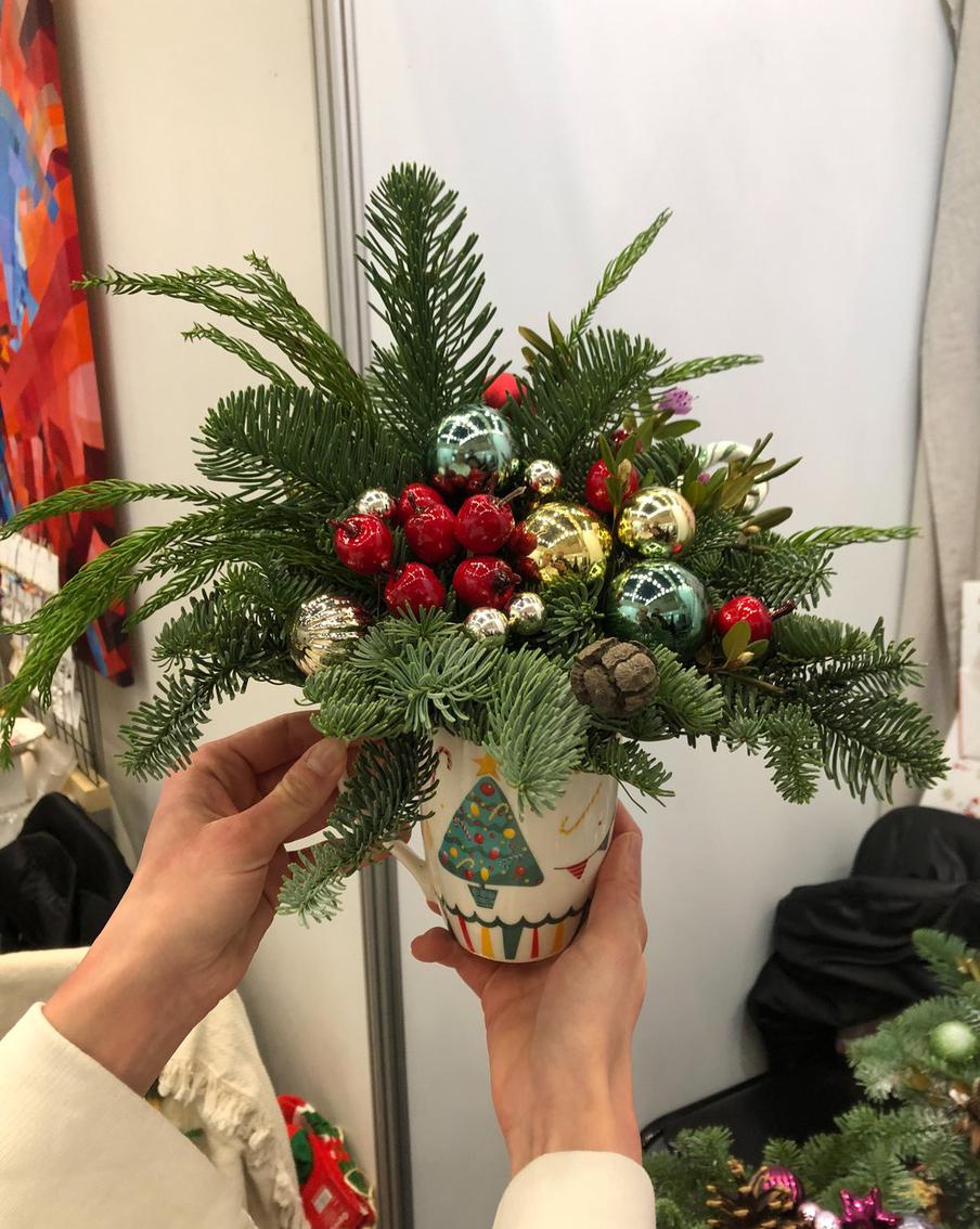 Изящно собранные ёлочные ветки вкупе с шарами и прочим декором станут прекрасным универсальным подарком. Цена композиции на фото – 1950 рублей. Но есть и более дешёвые варианты.