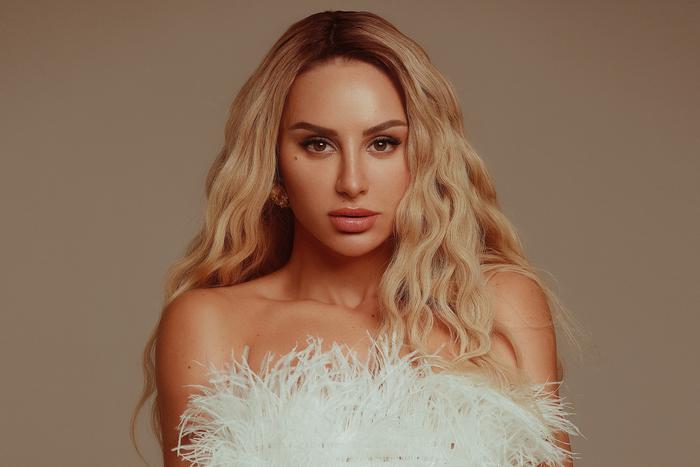 "И такую неидеальную тоже можно любить". АNNА ASTI рассказала, как сочиняет свои хиты и когда плакала в последний раз