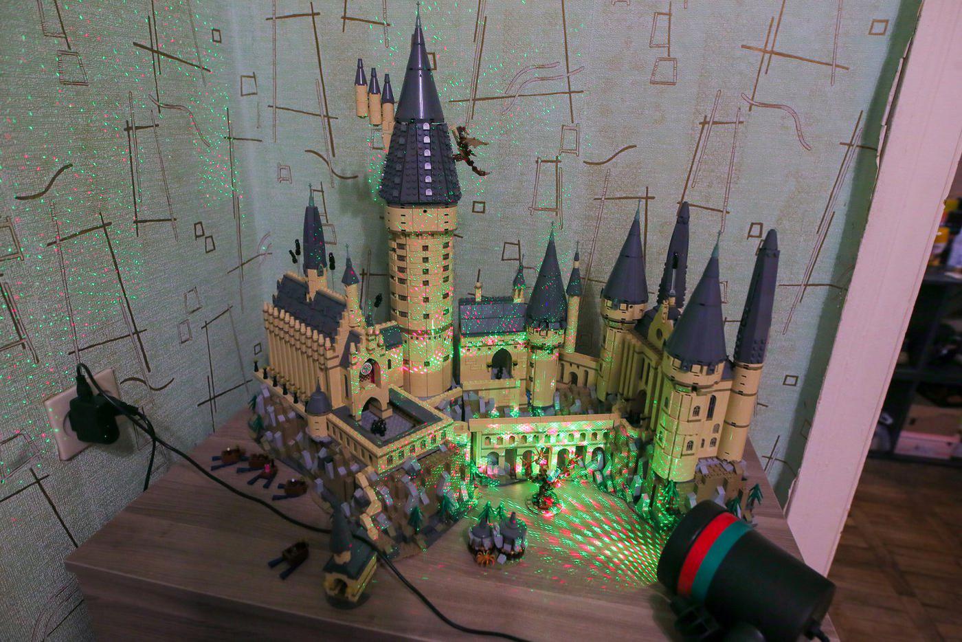 Первое, что бросается в глаза, когда заходишь в комнату, — светящийся замок Хогвартс.