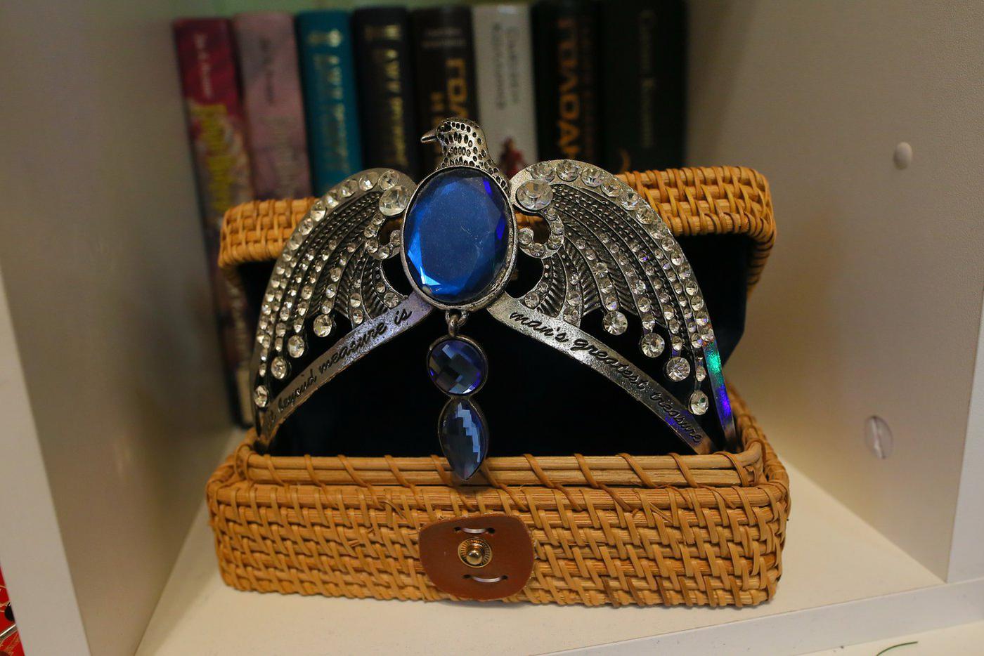 Диадема Кандиды Когтевран выглядит как настоящая.