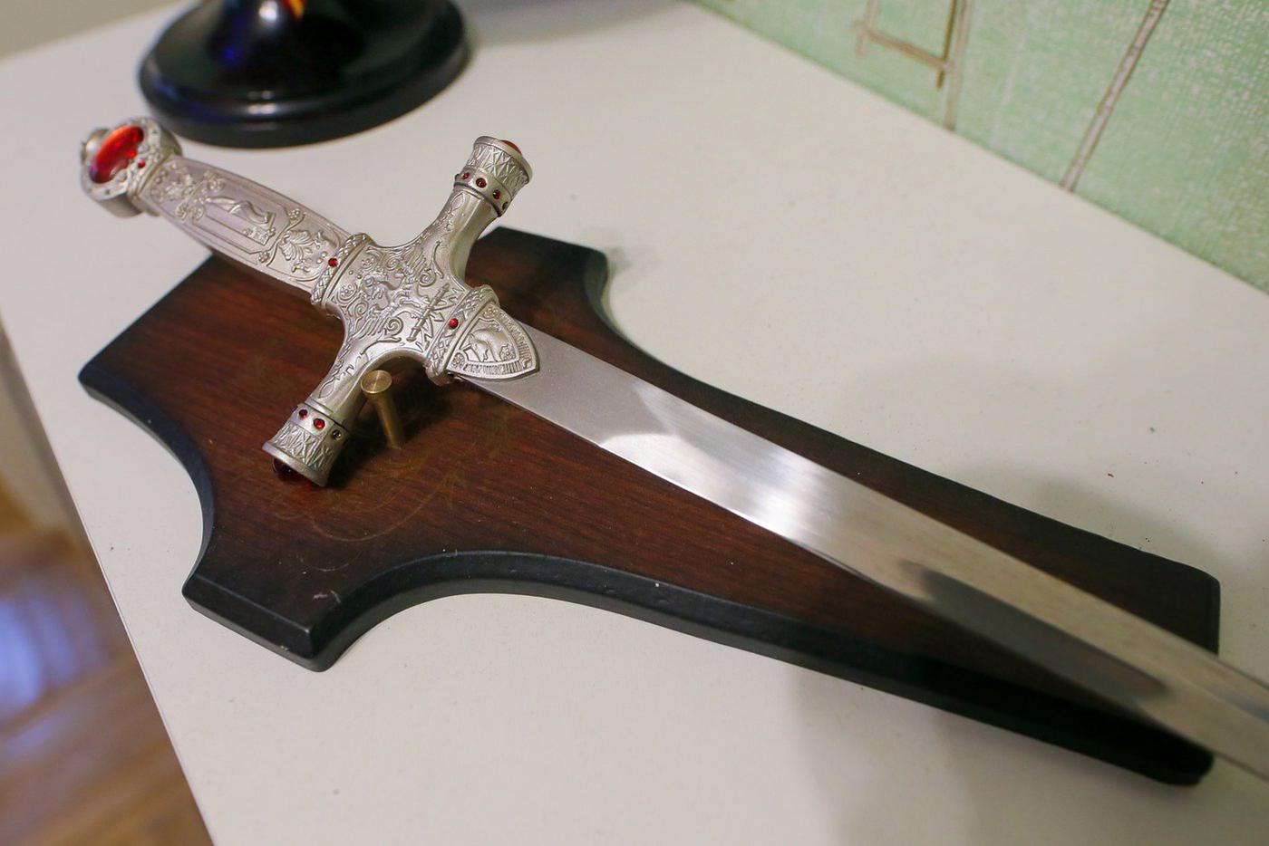 Меч Годрика Гриффиндора понятно, что бутафорский, но у фанатов поттерианы вызывает трепет.