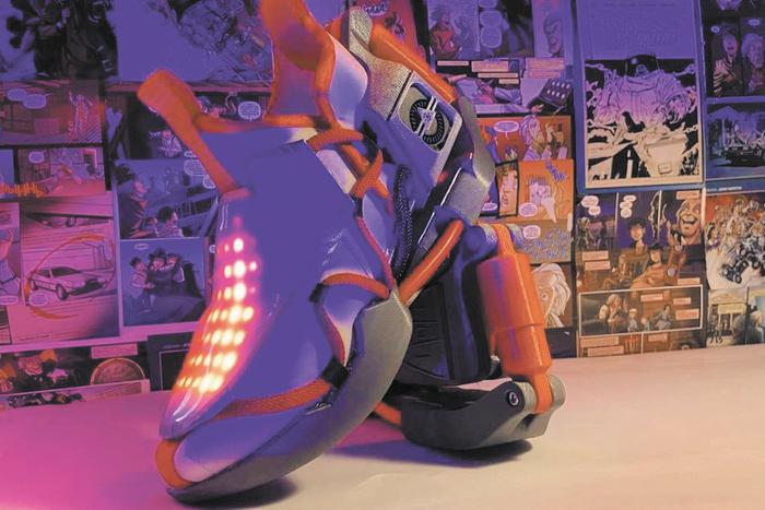 Автошнуровка, вентиляция подошвы и светодиодная подсветка. Студент изобрёл кроссовки как в фильме "Назад в будущее"