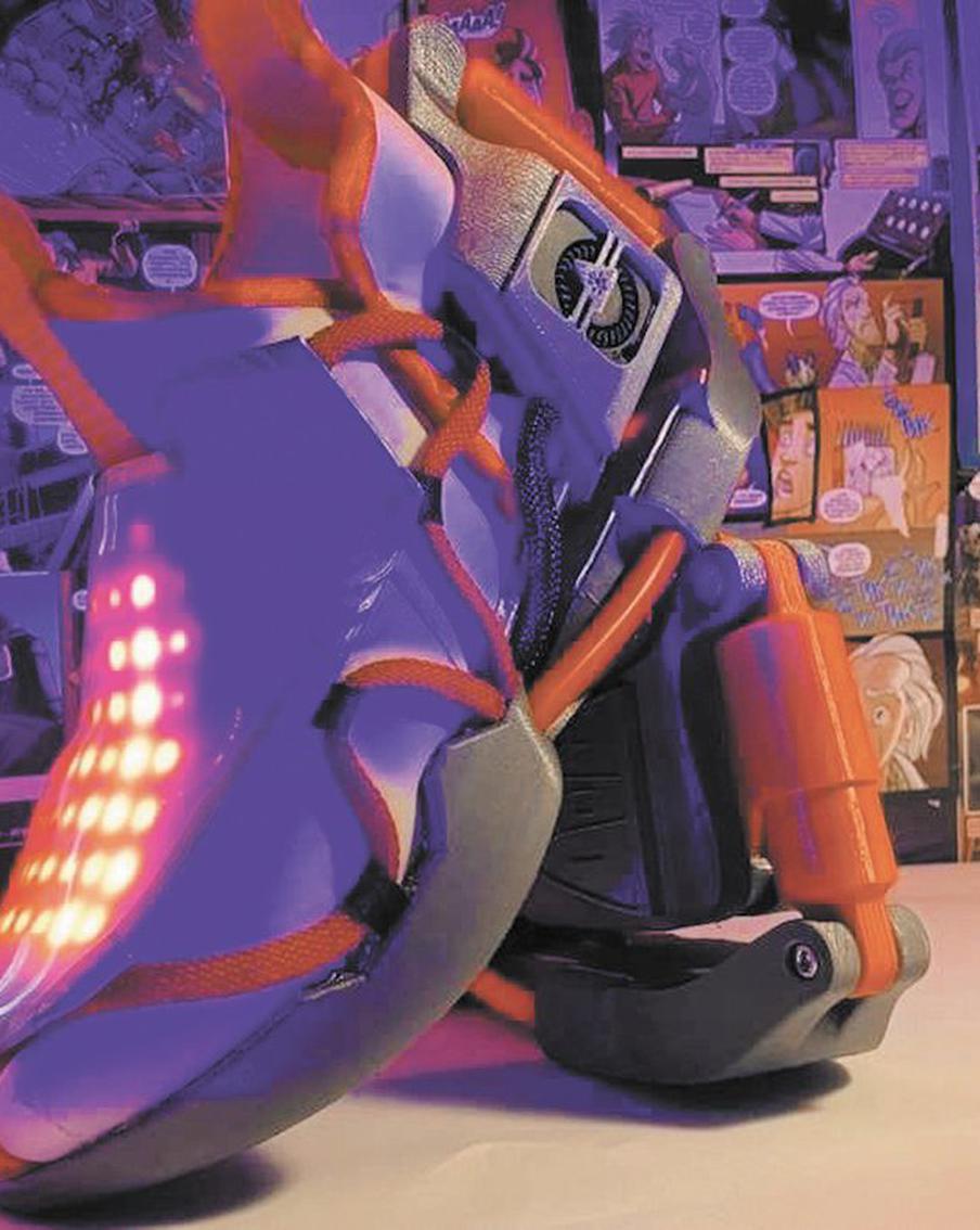 Автошнуровка, вентиляция подошвы и светодиодная подсветка. Студент изобрёл кроссовки как в фильме "Назад в будущее"