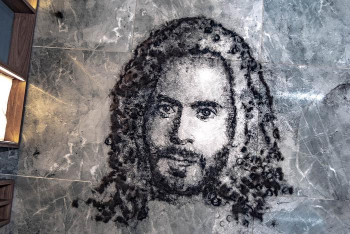 Художница выложила портрет Джареда Лето из волос. Так она решила поздравить его с днём рождения