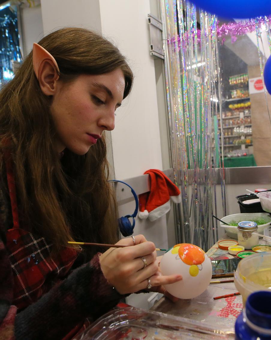 Красивые эльфийки, фунтик и сказочная тропа. Как расписывали шары победителям конкурса Metro