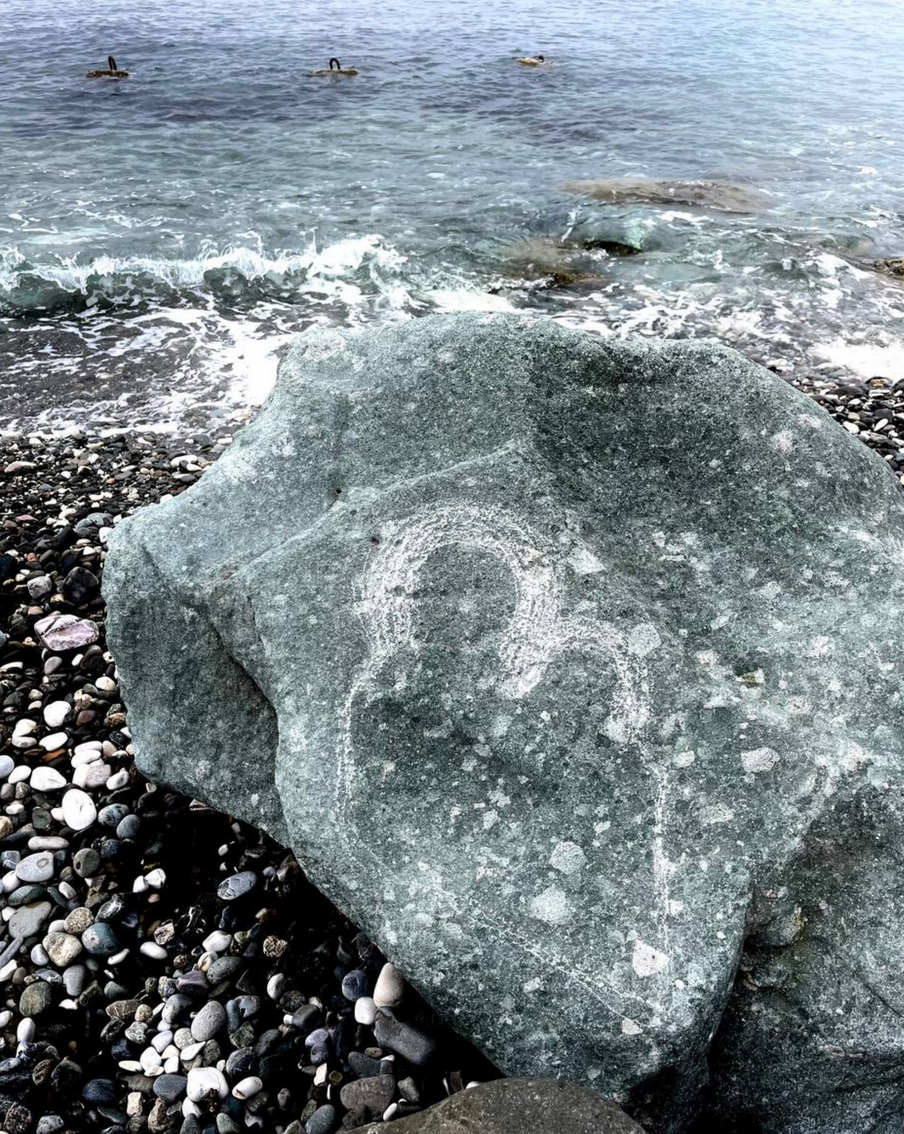 Камни черного моря фото На черноморских камнях художница нарисовала известняком христианские святыни