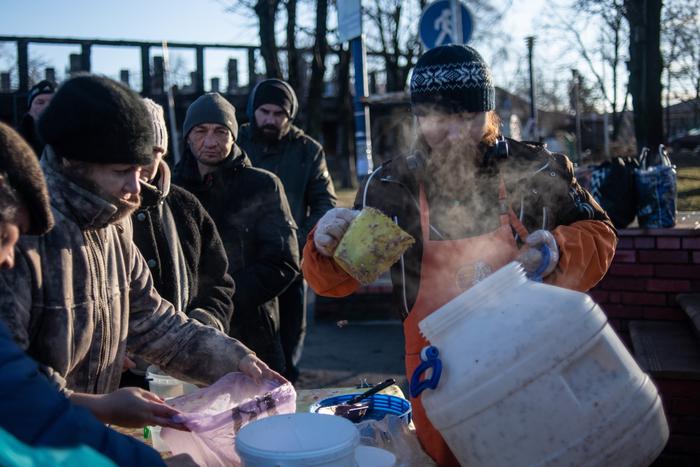 Волонтёров в новых регионах обеспечат выплатами, памятники в Одессе могут вернуть: хроника очередных событий украинского кризиса