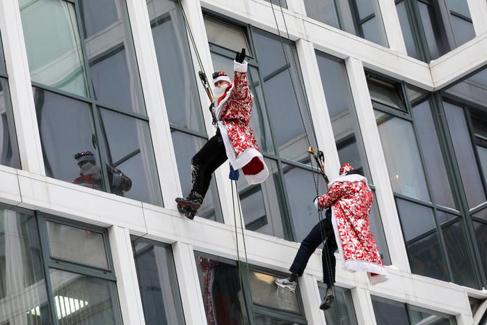 Через тернии к ожидающим чудес: поздравления от Деда Мороза в стиле русского экстрима