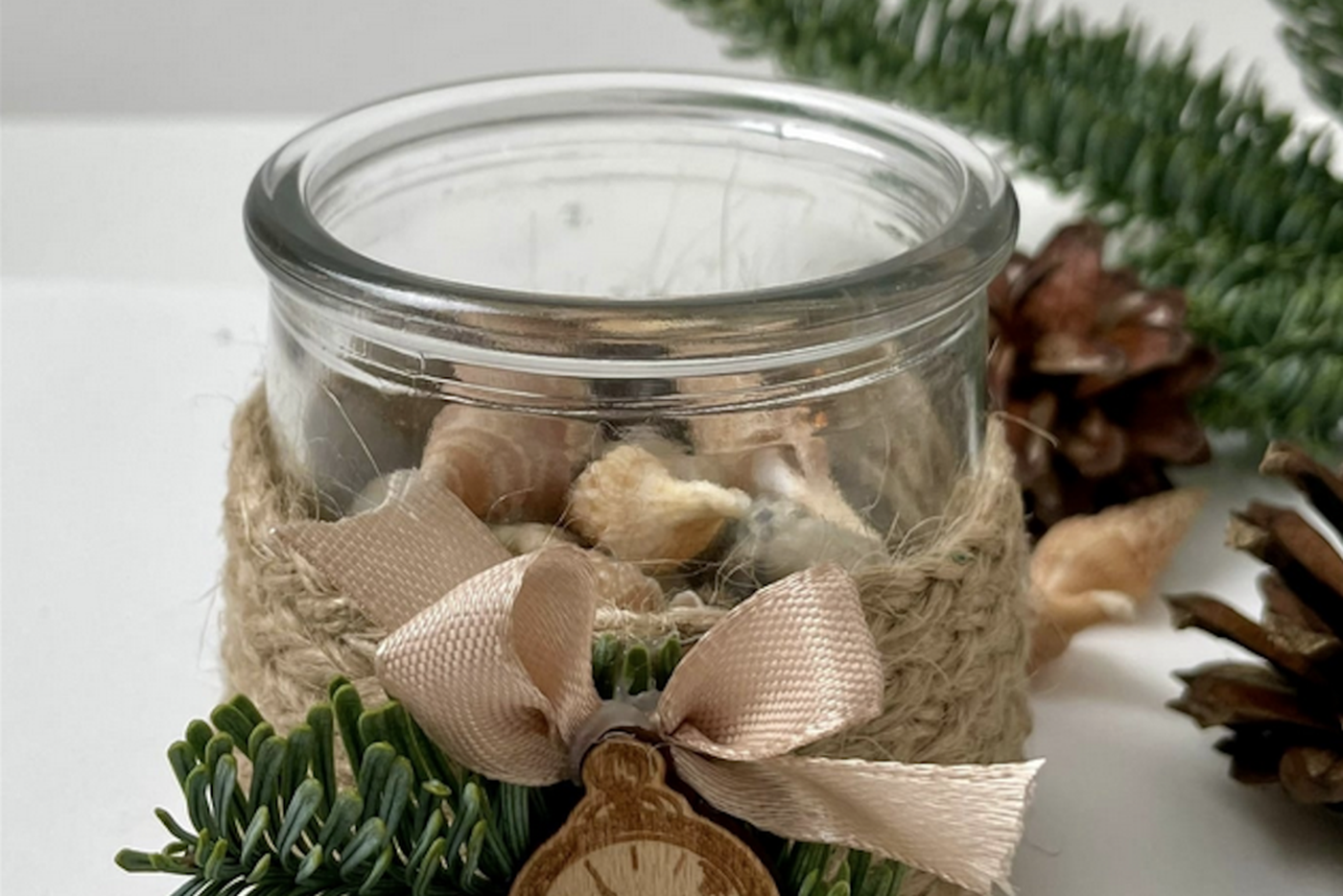 Украсить дом к Новому году собственными руками — что может быть лучше? Этот мастер-класс поможет вам создать подсвечник