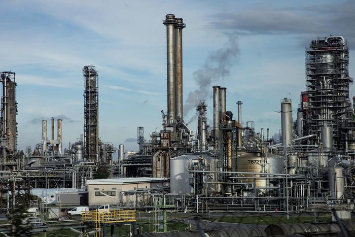 "Маяк демократии" спохватился: США ослабляют санкции в отношении России из-за страха остаться без топлива