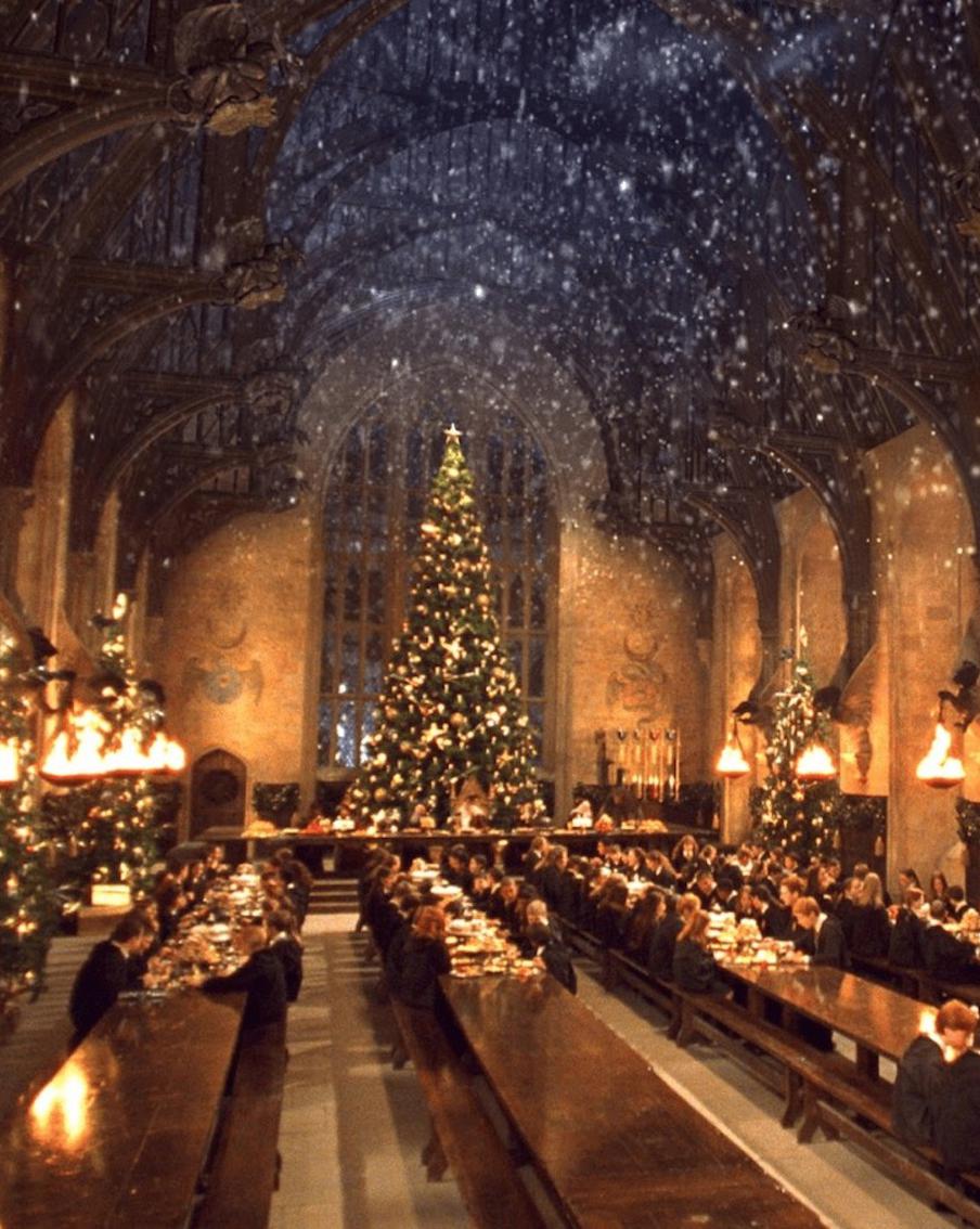 Рождество связывает волшебный мир Хогвартса с реальностью. Изучаем праздничные интерьеры из фильмов о Гарри Поттере