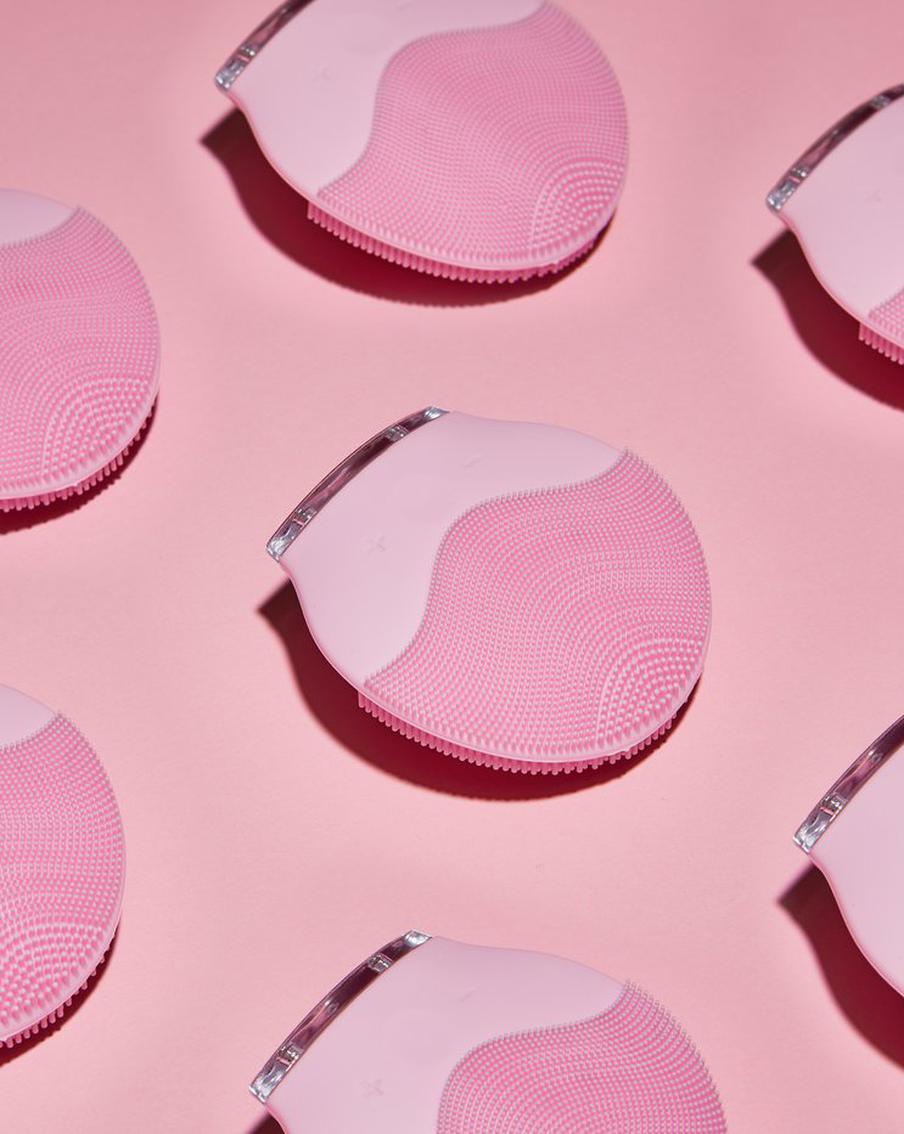 Вибрирует, греет, холодит и светит: разбираемся в особенностях модных бьюти-гаджетов