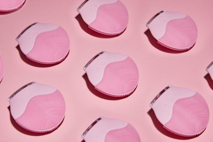 Вибрирует, греет, холодит и светит: разбираемся в особенностях модных бьюти-гаджетов