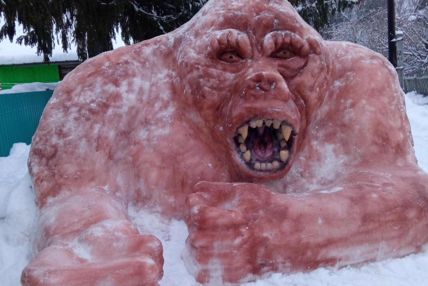 Кинг-Конг грозит в деревне Большая Мушка. С ним вместе — динозавры и саблезубые тигры